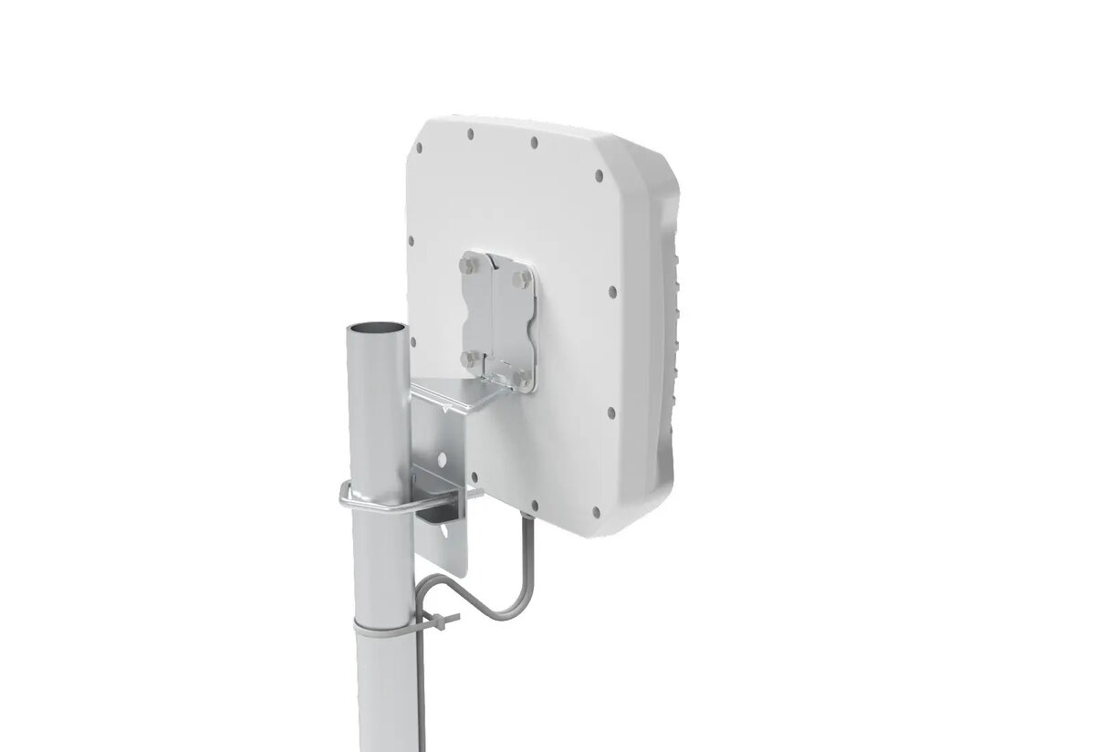 Poynting XPOL-2-5G-10 directional 5G antenna and rear mounting bracket